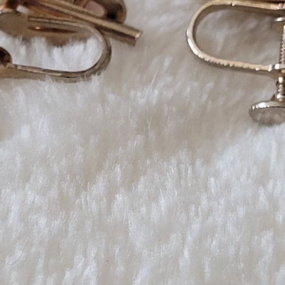 Vintage gold toned screw backed earrings. - Picture 5 of 6